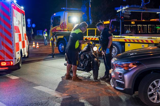 Harley Davidson kollidiert mit BMW Motorradfahrer verletzt Am 29.07.2026 kam es gegen 22:30 Uhr in Mainz-Weisenau zu einem Verkehrsunfall zwischen einem Harley Davidson Motorrad und einem BMW. Der Unfall ereignete sich an der Kreuzung Emy-Roeder-Straße und Alte Mainzer Straße. Zum Einsatz kamen die Berufsfeuerwehr Mainz und die Freiwillige Feuerwehr Hechtsheim mit insgesamt 16 Einsatzkräften. Der verletzte Motorradfahrer wurde schonend in den Rettungswagen verladen und ins Krankenhaus gebracht. Nahezu zeitgleich ereignete sich ein weiterer Unfall auf der A60, der von der Feuerwache 1 abgearbeitet wurde. Mainz Weisenau Rheinland-Pfalz Deutschland *** Harley-Davidson Collides with BMW; Motorcyclist Injured On July 29, 2026, at around 1