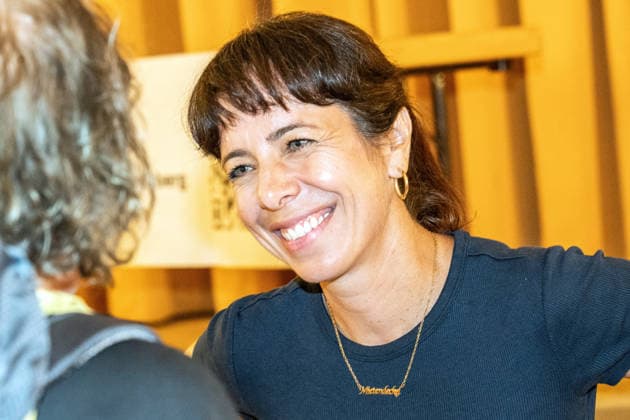 Elif Eralp, Linken-Spitzenkandidatin zur Abgeordnetenhauswahl, Podiumsdiskussion in Dahlem, Goldkettchen Mietendeckel, Mittwochabend, Berlin, 29. Juli 2026 Deutschland, Berlin, 29. Juli 2026, Elif Eralp, Linken-Spitzenkandidatin zur Abgeordnetenhauswahl, mit Goldkettchen und Buchstaben Mietendeckel, im Gespräch mit einer Besucherin, öffentliche Podiumsdiskussion zum Thema: Ist die Wehrhafte Demokratie nur ein Lippenbekenntnis?, AfD-Verbot, mit den SpitzenkandidatInnen der Parteien, veranstaltet vom Bündnis Südwest Weltoffen, Gemeindehaus der Evangelischen Kirche Dahlem, *** Elif Eralp, The Left’s top candidate for the House of Representatives election, panel discussion in Dahlem, gold chain with rent cap letters, Wednesday evening, Be