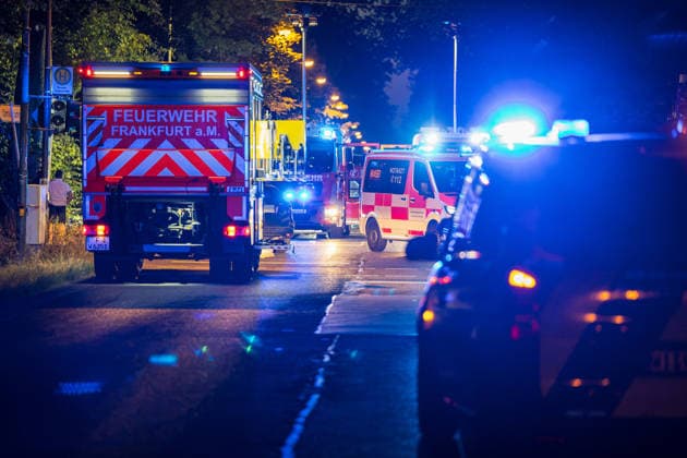 Tödlicher Unfall auf Waldstrecke Am 29.07.2026 kam es gegen 21 Uhr auf der Isenburger Schneise im Frankfurter Oberwald zwischen Frankfurt am Main und Neu-Isenburg zu einem schweren Verkehrsunfall zwischen einem Honda SUV und einer Mercedes-Benz Limousine. Nach Angaben der Feuerwehr Frankfurt wurde eine Person tödlich verletzt, drei weitere Personen schwer. Die Mercedes-Benz Limousine prallte gegen einen Baum und wurde total zerstört, mindestens eine eingeklemmte Person musste von der Feuerwehr befreit werden. Eine Person wurde reanimiert und schwerstverletzt in ein Krankenhaus gebracht. Die Straße war voll gesperrt, die Polizei ermittelte den Unfallhergang, auf Anordnung der Staatsanwaltschaft wurde ein Gutachter eingesetzt. Frankfurt a
