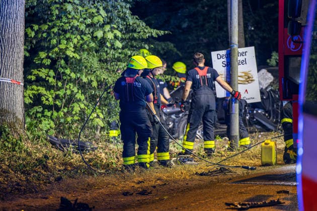 Tödlicher Unfall auf Waldstrecke Am 29.07.2026 kam es gegen 21 Uhr auf der Isenburger Schneise im Frankfurter Oberwald zwischen Frankfurt am Main und Neu-Isenburg zu einem schweren Verkehrsunfall zwischen einem Honda SUV und einer Mercedes-Benz Limousine. Nach Angaben der Feuerwehr Frankfurt wurde eine Person tödlich verletzt, drei weitere Personen schwer. Die Mercedes-Benz Limousine prallte gegen einen Baum und wurde total zerstört, mindestens eine eingeklemmte Person musste von der Feuerwehr befreit werden. Eine Person wurde reanimiert und schwerstverletzt in ein Krankenhaus gebracht. Die Straße war voll gesperrt, die Polizei ermittelte den Unfallhergang, auf Anordnung der Staatsanwaltschaft wurde ein Gutachter eingesetzt. Frankfurt a