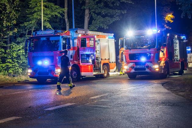Tödlicher Unfall auf Waldstrecke Am 29.07.2026 kam es gegen 21 Uhr auf der Isenburger Schneise im Frankfurter Oberwald zwischen Frankfurt am Main und Neu-Isenburg zu einem schweren Verkehrsunfall zwischen einem Honda SUV und einer Mercedes-Benz Limousine. Nach Angaben der Feuerwehr Frankfurt wurde eine Person tödlich verletzt, drei weitere Personen schwer. Die Mercedes-Benz Limousine prallte gegen einen Baum und wurde total zerstört, mindestens eine eingeklemmte Person musste von der Feuerwehr befreit werden. Eine Person wurde reanimiert und schwerstverletzt in ein Krankenhaus gebracht. Die Straße war voll gesperrt, die Polizei ermittelte den Unfallhergang, auf Anordnung der Staatsanwaltschaft wurde ein Gutachter eingesetzt. Frankfurt a