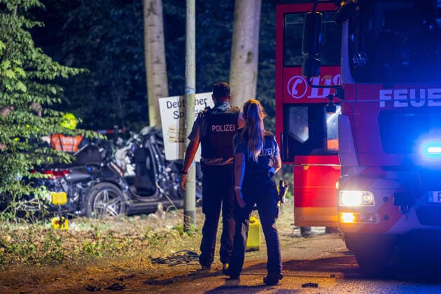 Tödlicher Unfall auf Waldstrecke Am 29.07.2026 kam es gegen 21 Uhr auf der Isenburger Schneise im Frankfurter Oberwald zwischen Frankfurt am Main und Neu-Isenburg zu einem schweren Verkehrsunfall zwischen einem Honda SUV und einer Mercedes-Benz Limousine. Nach Angaben der Feuerwehr Frankfurt wurde eine Person tödlich verletzt, drei weitere Personen schwer. Die Mercedes-Benz Limousine prallte gegen einen Baum und wurde total zerstört, mindestens eine eingeklemmte Person musste von der Feuerwehr befreit werden. Eine Person wurde reanimiert und schwerstverletzt in ein Krankenhaus gebracht. Die Straße war voll gesperrt, die Polizei ermittelte den Unfallhergang, auf Anordnung der Staatsanwaltschaft wurde ein Gutachter eingesetzt. Frankfurt a