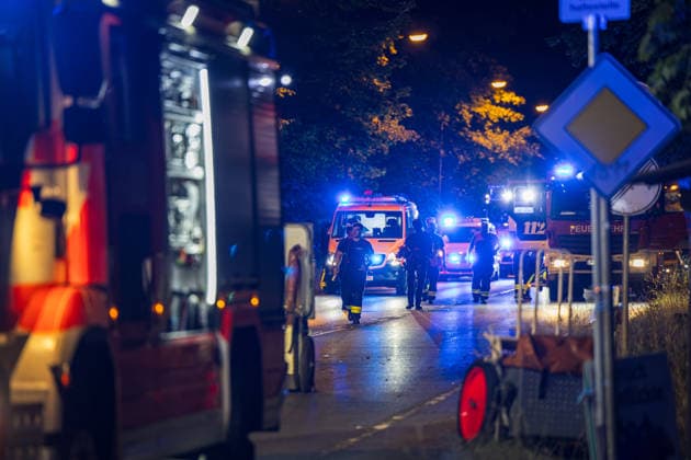 Tödlicher Unfall auf Waldstrecke Am 29.07.2026 kam es gegen 21 Uhr auf der Isenburger Schneise im Frankfurter Oberwald zwischen Frankfurt am Main und Neu-Isenburg zu einem schweren Verkehrsunfall zwischen einem Honda SUV und einer Mercedes-Benz Limousine. Nach Angaben der Feuerwehr Frankfurt wurde eine Person tödlich verletzt, drei weitere Personen schwer. Die Mercedes-Benz Limousine prallte gegen einen Baum und wurde total zerstört, mindestens eine eingeklemmte Person musste von der Feuerwehr befreit werden. Eine Person wurde reanimiert und schwerstverletzt in ein Krankenhaus gebracht. Die Straße war voll gesperrt, die Polizei ermittelte den Unfallhergang, auf Anordnung der Staatsanwaltschaft wurde ein Gutachter eingesetzt. Frankfurt a