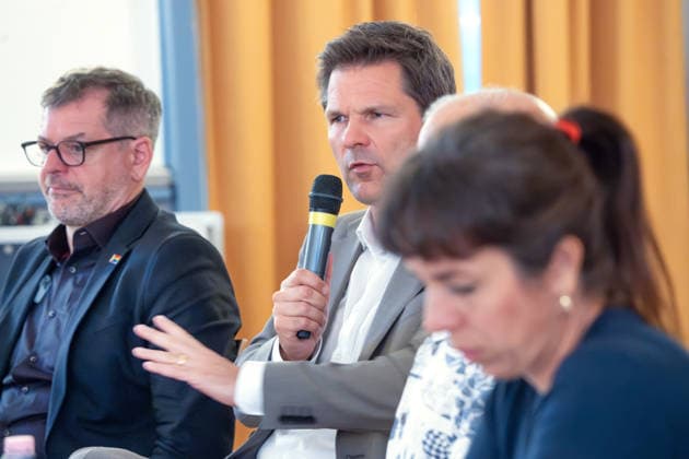 Werner Graf, Steffen Krach, Elif Eralp, Spitzenkandidaten ihrer Parteien zur Abgeordnetenhauswahl, Podiumsdiskussion in Dahlem, Mittwochabend, Berlin, 29. Juli 2026 Deutschland, Berlin, 29. Juli 2026, Werner Graf, Die Grünen, Steffen Krach, SPD, Elif Eralp, Die Linke, SpitzenkandidatInnen ihrer Parteien zur Abgeordnetenhauswahl, öffentliche Podiumsdiskussion zum Thema: Ist die Wehrhafte Demokratie nur ein Lippenbekenntnis?, AfD-Verbot, veranstaltet vom Bündnis Südwest Weltoffen, Gemeindehaus der Evangelischen Kirche Dahlem, *** Werner Graf, Steffen Krach, Elif Eralp, their parties’ top candidates for the House of Representatives election, panel discussion in Dahlem, Wednesday evening, Berlin, July 29, 2026 Germany, Berlin, July 29, 2026