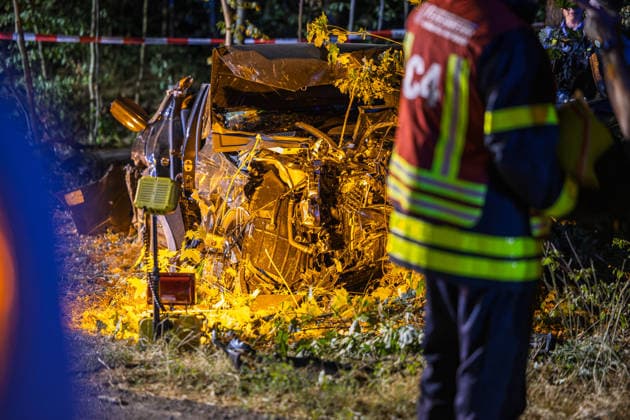 Tödlicher Unfall auf Waldstrecke Am 29.07.2026 kam es gegen 21 Uhr auf der Isenburger Schneise im Frankfurter Oberwald zwischen Frankfurt am Main und Neu-Isenburg zu einem schweren Verkehrsunfall zwischen einem Honda SUV und einer Mercedes-Benz Limousine. Nach Angaben der Feuerwehr Frankfurt wurde eine Person tödlich verletzt, drei weitere Personen schwer. Die Mercedes-Benz Limousine prallte gegen einen Baum und wurde total zerstört, mindestens eine eingeklemmte Person musste von der Feuerwehr befreit werden. Eine Person wurde reanimiert und schwerstverletzt in ein Krankenhaus gebracht. Die Straße war voll gesperrt, die Polizei ermittelte den Unfallhergang, auf Anordnung der Staatsanwaltschaft wurde ein Gutachter eingesetzt. Frankfurt a