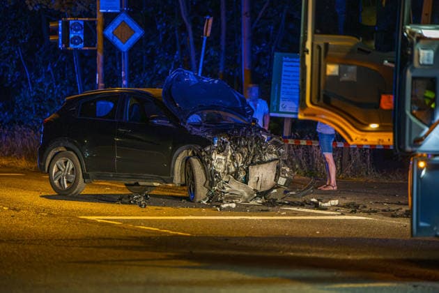 Tödlicher Unfall auf Waldstrecke Am 29.07.2026 kam es gegen 21 Uhr auf der Isenburger Schneise im Frankfurter Oberwald zwischen Frankfurt am Main und Neu-Isenburg zu einem schweren Verkehrsunfall zwischen einem Honda SUV und einer Mercedes-Benz Limousine. Nach Angaben der Feuerwehr Frankfurt wurde eine Person tödlich verletzt, drei weitere Personen schwer. Die Mercedes-Benz Limousine prallte gegen einen Baum und wurde total zerstört, mindestens eine eingeklemmte Person musste von der Feuerwehr befreit werden. Eine Person wurde reanimiert und schwerstverletzt in ein Krankenhaus gebracht. Die Straße war voll gesperrt, die Polizei ermittelte den Unfallhergang, auf Anordnung der Staatsanwaltschaft wurde ein Gutachter eingesetzt. Frankfurt a