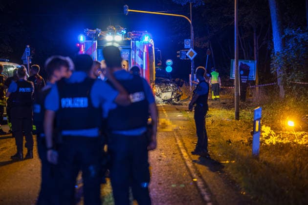 Tödlicher Unfall auf Waldstrecke Am 29.07.2026 kam es gegen 21 Uhr auf der Isenburger Schneise im Frankfurter Oberwald zwischen Frankfurt am Main und Neu-Isenburg zu einem schweren Verkehrsunfall zwischen einem Honda SUV und einer Mercedes-Benz Limousine. Nach Angaben der Feuerwehr Frankfurt wurde eine Person tödlich verletzt, drei weitere Personen schwer. Die Mercedes-Benz Limousine prallte gegen einen Baum und wurde total zerstört, mindestens eine eingeklemmte Person musste von der Feuerwehr befreit werden. Eine Person wurde reanimiert und schwerstverletzt in ein Krankenhaus gebracht. Die Straße war voll gesperrt, die Polizei ermittelte den Unfallhergang, auf Anordnung der Staatsanwaltschaft wurde ein Gutachter eingesetzt. Frankfurt a