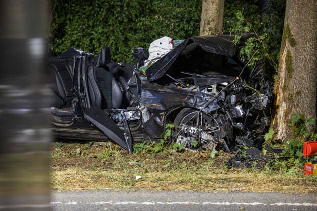 Tödlicher Unfall auf Waldstrecke Am 29.07.2026 kam es gegen 21 Uhr auf der Isenburger Schneise im Frankfurter Oberwald zwischen Frankfurt am Main und Neu-Isenburg zu einem schweren Verkehrsunfall zwischen einem Honda SUV und einer Mercedes-Benz Limousine. Nach Angaben der Feuerwehr Frankfurt wurde eine Person tödlich verletzt, drei weitere Personen schwer. Die Mercedes-Benz Limousine prallte gegen einen Baum und wurde total zerstört, mindestens eine eingeklemmte Person musste von der Feuerwehr befreit werden. Eine Person wurde reanimiert und schwerstverletzt in ein Krankenhaus gebracht. Die Straße war voll gesperrt, die Polizei ermittelte den Unfallhergang, auf Anordnung der Staatsanwaltschaft wurde ein Gutachter eingesetzt. Frankfurt a