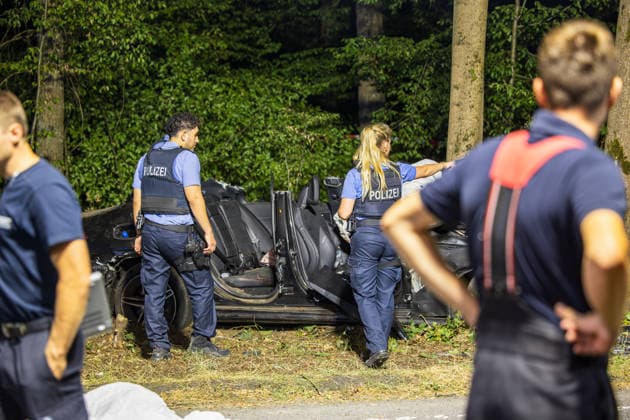 Tödlicher Unfall auf Waldstrecke Am 29.07.2026 kam es gegen 21 Uhr auf der Isenburger Schneise im Frankfurter Oberwald zwischen Frankfurt am Main und Neu-Isenburg zu einem schweren Verkehrsunfall zwischen einem Honda SUV und einer Mercedes-Benz Limousine. Nach Angaben der Feuerwehr Frankfurt wurde eine Person tödlich verletzt, drei weitere Personen schwer. Die Mercedes-Benz Limousine prallte gegen einen Baum und wurde total zerstört, mindestens eine eingeklemmte Person musste von der Feuerwehr befreit werden. Eine Person wurde reanimiert und schwerstverletzt in ein Krankenhaus gebracht. Die Straße war voll gesperrt, die Polizei ermittelte den Unfallhergang, auf Anordnung der Staatsanwaltschaft wurde ein Gutachter eingesetzt. Frankfurt a