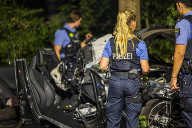 Tödlicher Unfall auf Waldstrecke Am 29.07.2026 kam es gegen 21 Uhr auf der Isenburger Schneise im Frankfurter Oberwald zwischen Frankfurt am Main und Neu-Isenburg zu einem schweren Verkehrsunfall zwischen einem Honda SUV und einer Mercedes-Benz Limousine. Nach Angaben der Feuerwehr Frankfurt wurde eine Person tödlich verletzt, drei weitere Personen schwer. Die Mercedes-Benz Limousine prallte gegen einen Baum und wurde total zerstört, mindestens eine eingeklemmte Person musste von der Feuerwehr befreit werden. Eine Person wurde reanimiert und schwerstverletzt in ein Krankenhaus gebracht. Die Straße war voll gesperrt, die Polizei ermittelte den Unfallhergang, auf Anordnung der Staatsanwaltschaft wurde ein Gutachter eingesetzt. Frankfurt a