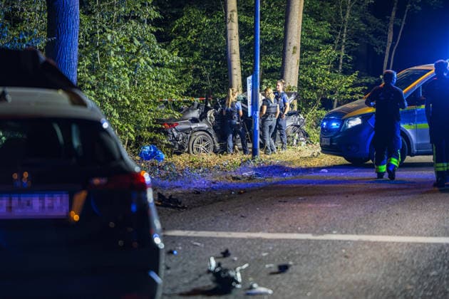 Tödlicher Unfall auf Waldstrecke Am 29.07.2026 kam es gegen 21 Uhr auf der Isenburger Schneise im Frankfurter Oberwald zwischen Frankfurt am Main und Neu-Isenburg zu einem schweren Verkehrsunfall zwischen einem Honda SUV und einer Mercedes-Benz Limousine. Nach Angaben der Feuerwehr Frankfurt wurde eine Person tödlich verletzt, drei weitere Personen schwer. Die Mercedes-Benz Limousine prallte gegen einen Baum und wurde total zerstört, mindestens eine eingeklemmte Person musste von der Feuerwehr befreit werden. Eine Person wurde reanimiert und schwerstverletzt in ein Krankenhaus gebracht. Die Straße war voll gesperrt, die Polizei ermittelte den Unfallhergang, auf Anordnung der Staatsanwaltschaft wurde ein Gutachter eingesetzt. Frankfurt a