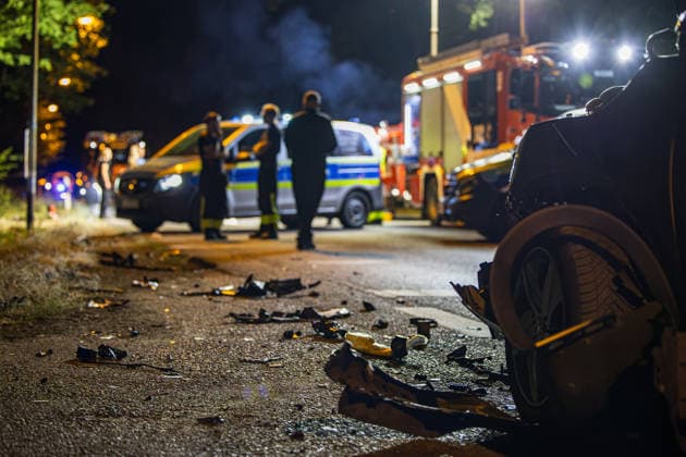 Tödlicher Unfall auf Waldstrecke Am 29.07.2026 kam es gegen 21 Uhr auf der Isenburger Schneise im Frankfurter Oberwald zwischen Frankfurt am Main und Neu-Isenburg zu einem schweren Verkehrsunfall zwischen einem Honda SUV und einer Mercedes-Benz Limousine. Nach Angaben der Feuerwehr Frankfurt wurde eine Person tödlich verletzt, drei weitere Personen schwer. Die Mercedes-Benz Limousine prallte gegen einen Baum und wurde total zerstört, mindestens eine eingeklemmte Person musste von der Feuerwehr befreit werden. Eine Person wurde reanimiert und schwerstverletzt in ein Krankenhaus gebracht. Die Straße war voll gesperrt, die Polizei ermittelte den Unfallhergang, auf Anordnung der Staatsanwaltschaft wurde ein Gutachter eingesetzt. Frankfurt a