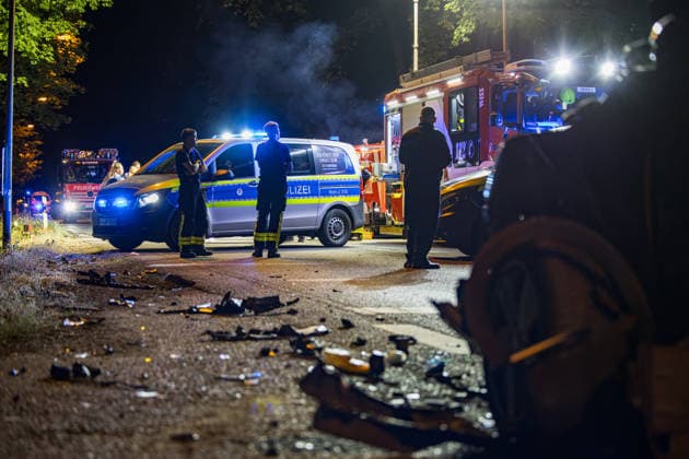 Tödlicher Unfall auf Waldstrecke Am 29.07.2026 kam es gegen 21 Uhr auf der Isenburger Schneise im Frankfurter Oberwald zwischen Frankfurt am Main und Neu-Isenburg zu einem schweren Verkehrsunfall zwischen einem Honda SUV und einer Mercedes-Benz Limousine. Nach Angaben der Feuerwehr Frankfurt wurde eine Person tödlich verletzt, drei weitere Personen schwer. Die Mercedes-Benz Limousine prallte gegen einen Baum und wurde total zerstört, mindestens eine eingeklemmte Person musste von der Feuerwehr befreit werden. Eine Person wurde reanimiert und schwerstverletzt in ein Krankenhaus gebracht. Die Straße war voll gesperrt, die Polizei ermittelte den Unfallhergang, auf Anordnung der Staatsanwaltschaft wurde ein Gutachter eingesetzt. Frankfurt a
