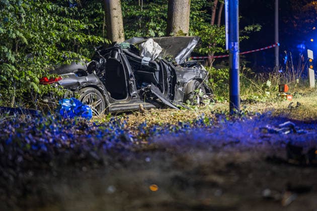 Tödlicher Unfall auf Waldstrecke Am 29.07.2026 kam es gegen 21 Uhr auf der Isenburger Schneise im Frankfurter Oberwald zwischen Frankfurt am Main und Neu-Isenburg zu einem schweren Verkehrsunfall zwischen einem Honda SUV und einer Mercedes-Benz Limousine. Nach Angaben der Feuerwehr Frankfurt wurde eine Person tödlich verletzt, drei weitere Personen schwer. Die Mercedes-Benz Limousine prallte gegen einen Baum und wurde total zerstört, mindestens eine eingeklemmte Person musste von der Feuerwehr befreit werden. Eine Person wurde reanimiert und schwerstverletzt in ein Krankenhaus gebracht. Die Straße war voll gesperrt, die Polizei ermittelte den Unfallhergang, auf Anordnung der Staatsanwaltschaft wurde ein Gutachter eingesetzt. Frankfurt a