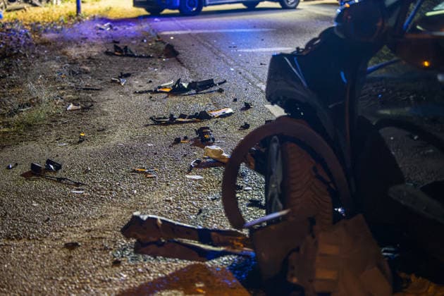 Tödlicher Unfall auf Waldstrecke Am 29.07.2026 kam es gegen 21 Uhr auf der Isenburger Schneise im Frankfurter Oberwald zwischen Frankfurt am Main und Neu-Isenburg zu einem schweren Verkehrsunfall zwischen einem Honda SUV und einer Mercedes-Benz Limousine. Nach Angaben der Feuerwehr Frankfurt wurde eine Person tödlich verletzt, drei weitere Personen schwer. Die Mercedes-Benz Limousine prallte gegen einen Baum und wurde total zerstört, mindestens eine eingeklemmte Person musste von der Feuerwehr befreit werden. Eine Person wurde reanimiert und schwerstverletzt in ein Krankenhaus gebracht. Die Straße war voll gesperrt, die Polizei ermittelte den Unfallhergang, auf Anordnung der Staatsanwaltschaft wurde ein Gutachter eingesetzt. Frankfurt a