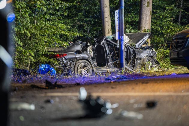 Tödlicher Unfall auf Waldstrecke Am 29.07.2026 kam es gegen 21 Uhr auf der Isenburger Schneise im Frankfurter Oberwald zwischen Frankfurt am Main und Neu-Isenburg zu einem schweren Verkehrsunfall zwischen einem Honda SUV und einer Mercedes-Benz Limousine. Nach Angaben der Feuerwehr Frankfurt wurde eine Person tödlich verletzt, drei weitere Personen schwer. Die Mercedes-Benz Limousine prallte gegen einen Baum und wurde total zerstört, mindestens eine eingeklemmte Person musste von der Feuerwehr befreit werden. Eine Person wurde reanimiert und schwerstverletzt in ein Krankenhaus gebracht. Die Straße war voll gesperrt, die Polizei ermittelte den Unfallhergang, auf Anordnung der Staatsanwaltschaft wurde ein Gutachter eingesetzt. Frankfurt a