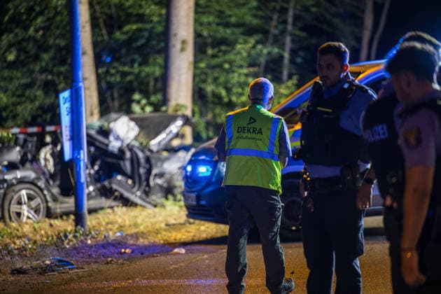 Tödlicher Unfall auf Waldstrecke Am 29.07.2026 kam es gegen 21 Uhr auf der Isenburger Schneise im Frankfurter Oberwald zwischen Frankfurt am Main und Neu-Isenburg zu einem schweren Verkehrsunfall zwischen einem Honda SUV und einer Mercedes-Benz Limousine. Nach Angaben der Feuerwehr Frankfurt wurde eine Person tödlich verletzt, drei weitere Personen schwer. Die Mercedes-Benz Limousine prallte gegen einen Baum und wurde total zerstört, mindestens eine eingeklemmte Person musste von der Feuerwehr befreit werden. Eine Person wurde reanimiert und schwerstverletzt in ein Krankenhaus gebracht. Die Straße war voll gesperrt, die Polizei ermittelte den Unfallhergang, auf Anordnung der Staatsanwaltschaft wurde ein Gutachter eingesetzt. Frankfurt a