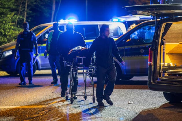 Tödlicher Unfall auf Waldstrecke Am 29.07.2026 kam es gegen 21 Uhr auf der Isenburger Schneise im Frankfurter Oberwald zwischen Frankfurt am Main und Neu-Isenburg zu einem schweren Verkehrsunfall zwischen einem Honda SUV und einer Mercedes-Benz Limousine. Nach Angaben der Feuerwehr Frankfurt wurde eine Person tödlich verletzt, drei weitere Personen schwer. Die Mercedes-Benz Limousine prallte gegen einen Baum und wurde total zerstört, mindestens eine eingeklemmte Person musste von der Feuerwehr befreit werden. Eine Person wurde reanimiert und schwerstverletzt in ein Krankenhaus gebracht. Die Straße war voll gesperrt, die Polizei ermittelte den Unfallhergang, auf Anordnung der Staatsanwaltschaft wurde ein Gutachter eingesetzt. Frankfurt a