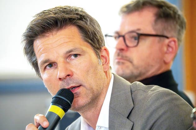 Werner Graf, Steffen Krach, Spitzenkandidaten ihrer Parteien zur Abgeordnetenhauswahl, Podiumsdiskussion in Dahlem, Mittwochabend, Berlin, 29. Juli 2026 Deutschland, Berlin, 29. Juli 2026, Steffen Krach, SPD, (vorne links), Werner Graf, Die Grünen, Spitzenkandidaten ihrer Parteien zur Abgeordnetenhauswahl, öffentliche Podiumsdiskussion zum Thema: Ist die Wehrhafte Demokratie nur ein Lippenbekenntnis?, AfD-Verbot, veranstaltet vom Bündnis Südwest Weltoffen, Gemeindehaus der Evangelischen Kirche Dahlem, *** Werner Graf, Steffen Krach, their parties’ top candidates for the House of Representatives election, panel discussion in Dahlem, Wednesday evening, Berlin, July 29, 2026; Germany, Berlin, July 29, 2026; Steffen Krach, SPD, front left;