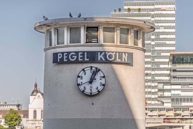 Pegelhaus Pegel Köln bei Niedrigwasser Das historische Pegelhaus Pegel Köln misst den Wasserstand des Rheins in der Kölner Altstadt aktuell 70 cm und damit nur 1 cm über dem bisherigen historischen Tiefstwert von 69 cm vom 23. Oktober 2018. Anhaltende Hitzewelle und Trockenheit in NRW lassen den Rhein weiter sinken. Köln Nordrhein-Westfalen Deutschland *** Cologne Water Level Station During Low Water: The historic Cologne Water Level Station is currently measuring the water level of the Rhine in Cologne’s Old Town at 70 cm—just 1 cm above the previous all-time low of 69 cm recorded on October 23, 2018. The ongoing heat wave and drought in North Rhine-Westphalia are causing the Rhine to drop further. Cologne, North Rhin Copyright: xMarcxJohnx