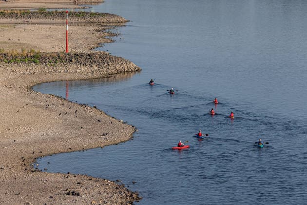Niedrigwasser am Rhein: Blick von der Kölner Südbrücke Richtung Rodenkirchen Anhaltende Hitzewelle in NRW: Der Pegel Köln liegt bei 70 cm nur 1 cm über dem historischen Tiefstwert von 69 cm vom 23. Oktober 2018. Blick von der Kölner Südbrücke (Eisenbahnbrücke, Baujahr 1910) rheinaufwärts Richtung Süden, im Hintergrund die Rheinbrücke Köln-Rodenkirchen (A4). Köln Nordrhein-Westfalen Deutschland *** Low water levels on the Rhine; view from Cologne’s Südbrücke toward Rodenkirchen; ongoing heat wave in North Rhine-Westphalia; the water level at Cologne is 70 cm, just 1 cm above the all-time low of 69 cm recorded on October 23, 2018; view from Cologne’s Südbrücke; railroad bridge, built in 1910, looking upstream toward the sou Copyright: xMarcxJohnx