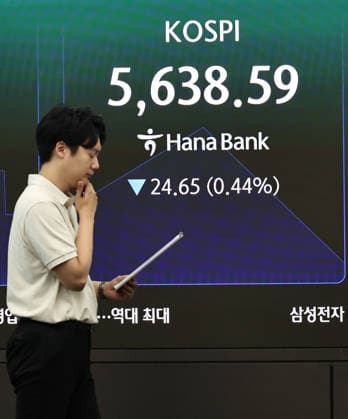KOSPI falls KOSPI falls A financial data screen in the dealing room of Hana Bank in Seoul on July 30, 2026, shows the benchmark Korea Composite Stock Price Index having fallen 0.44 percent from the previous session to an intraday low of 5,638.59 in early trading. (Yonhap) 2026-07-30 09:26:39 < 1980-2026 YONHAPNEWS AGENCY. .> ¼­¿ïÆ¯º°½Ã EDITORIAL USE ONLY  Copyright: xx PYH2026073002860031500 YonhapxNewsx yonphotos255047