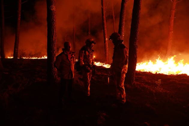 Firefighters continue battling wildfire in southwestern France LEGE-CAP-FERRET, FRANCE - JULY 29: Flames spread through the Grand Crohot forest during a controlled burn carried out near Lege-Cap-Ferret, southwestern France, on July 29, 2026. The operation was conducted as part of wildfire prevention measures following recent blazes in the region. Mohamad Salaheldin Abdelghani Alsayed Anadolu Lege-Cap-Ferret France. Editorial use only. Please get in touch for any other usage.  Copyright: x2026xAnadoluxMohamadxSalaheldinxAbdelghanixAlsayedx