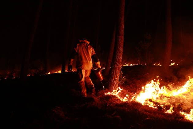 Firefighters continue battling wildfire in southwestern France LEGE-CAP-FERRET, FRANCE - JULY 29: Flames spread through the Grand Crohot forest during a controlled burn carried out near Lege-Cap-Ferret, southwestern France, on July 29, 2026. The operation was conducted as part of wildfire prevention measures following recent blazes in the region. Mohamad Salaheldin Abdelghani Alsayed Anadolu Lege-Cap-Ferret France. Editorial use only. Please get in touch for any other usage.  Copyright: x2026xAnadoluxMohamadxSalaheldinxAbdelghanixAlsayedx