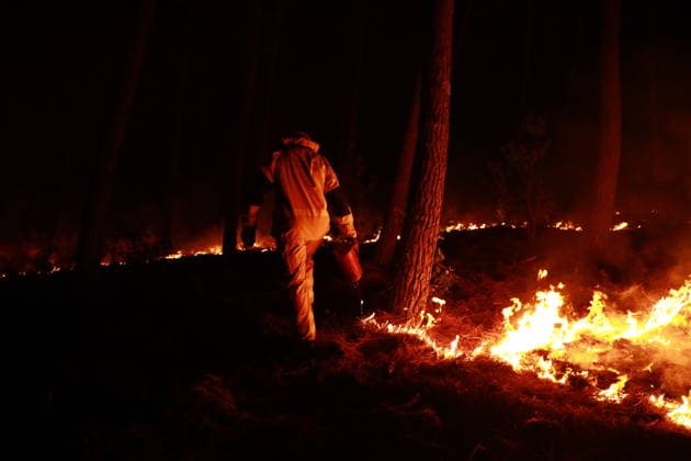 Firefighters continue battling wildfire in southwestern France LEGE-CAP-FERRET, FRANCE - JULY 29: Flames spread through the Grand Crohot forest during a controlled burn carried out near Lege-Cap-Ferret, southwestern France, on July 29, 2026. The operation was conducted as part of wildfire prevention measures following recent blazes in the region. Mohamad Salaheldin Abdelghani Alsayed Anadolu Lege-Cap-Ferret France. Editorial use only. Please get in touch for any other usage.  Copyright: x2026xAnadoluxMohamadxSalaheldinxAbdelghanixAlsayedx