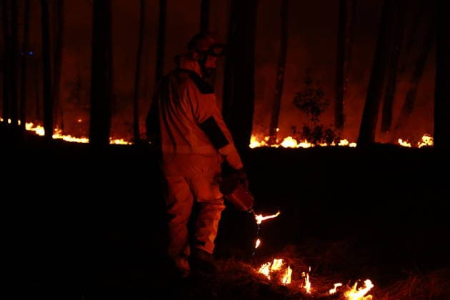 Firefighters continue battling wildfire in southwestern France LEGE-CAP-FERRET, FRANCE - JULY 29: Flames spread through the Grand Crohot forest during a controlled burn carried out near Lege-Cap-Ferret, southwestern France, on July 29, 2026. The operation was conducted as part of wildfire prevention measures following recent blazes in the region. Mohamad Salaheldin Abdelghani Alsayed Anadolu Lege-Cap-Ferret France. Editorial use only. Please get in touch for any other usage.  Copyright: x2026xAnadoluxMohamadxSalaheldinxAbdelghanixAlsayedx