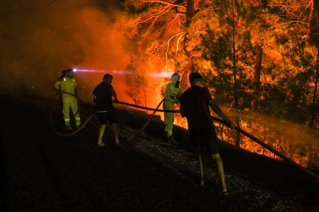 Firefighting efforts continue against forest fire in Antalya ANTALYA, TURKIYE - JULY 30: Firefighting teams continue aerial and ground operations to contain a forest fire that spread due to strong winds in the Alanya district of Antalya, Turkiye, on July 30, 2026. Serhat Cetinkaya Anadolu Antalya Turkey. Editorial use only. Please get in touch for any other usage.  Copyright: x2026xAnadoluxSerhatxCetinkayax