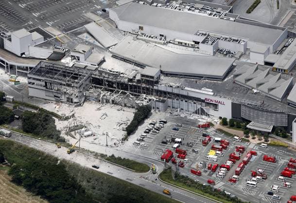Aftermath of Aeon mall explosion following Kumamoto quake Photo taken from a Kyodo News helicopter on July 29, 2026, shows a damaged Aeon shopping mall building in Kashima in Kumamoto Prefecture, a day after a deadly explosion occurred following a powerful earthquake that hit the southwestern Japan prefecture and its vicinity.  A14AA0005624538P