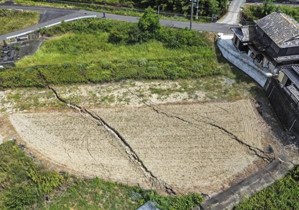 Aftermath of strong earthquake in Kumamoto Photo taken from a drone shows cracks in the ground in Yatsushiro, Kumamoto Prefecture, on July 29, 2026, a day after a powerful earthquake struck the southwestern Japan prefecture and its vicinity.  A14AA0005624551P
