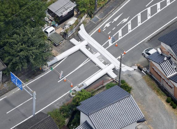 Aftermath of strong earthquake in Kumamoto Photo taken from a Kyodo News helicopter shows a torii gate at a shrine lying toppled in Yatsushiro, Kumamoto Prefecture, on July 29, 2026, a day after a powerful earthquake struck the southwestern Japan prefecture and its vicinity.  A14AA0005624557P