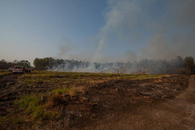 Wildfire Near Le Temple - Gironde Smoke rises from scorched vegetation after a wildfire near Le Temple, Gironde, southwestern France, on July 29, 2026. Burned terrain and lingering hotspots illustrate the aftermath of the blaze as firefighters continue monitoring and securing the fire perimeter.  Copyright: xSaptexFabrice ABACAx