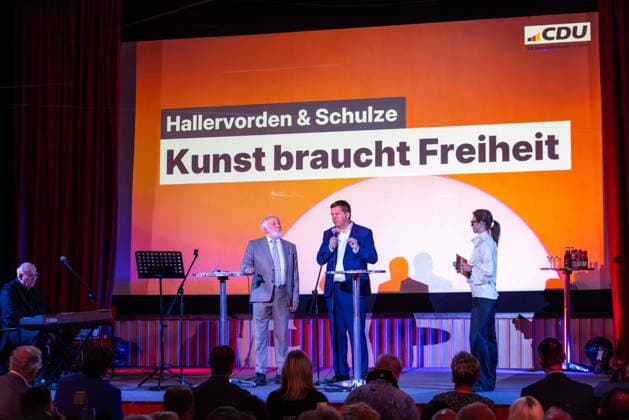Sven Schulze und Dieter Hallervorden bei KUNST braucht FREIHEIT in Magdeburg Magdeburg, Sachsen-Anhalt, Deutschland, 29.07.2026: Ministerpräsident Sven Schulze (CDU) und Schauspieler sowie Kabarettist Prof. Dieter Hallervorden gestalten den Gesprächsabend KUNST braucht FREIHEIT im Oli-Kino in Magdeburg. Im Mittelpunkt der von der CDU Sachsen-Anhalt initiierten Veranstaltungsreihe stehen Kunstfreiheit, Meinungsfreiheit, Demokratie sowie die Bedeutung von Kunst und Kultur für den gesellschaftlichen Zusammenhalt. Magdeburg Deutschland Sachsen-Anhalt *** Sven Schulze and Dieter Hallervorden at ART Needs FREEDOM in Magdeburg, Magdeburg, Saxony-Anhalt, Germany, July 29, 2026. Minister President Sven Schulze (CDU) and actor and c