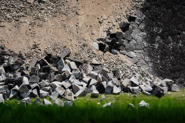 (260730) -- KUMAMOTO, July 30, 2026 -- This photo taken on July 30, 2026 shows the collapsed stone wall of Kumamoto Castle after an earthquake in Kumamoto Prefecture, Japan. Japanese Prime Minister Sanae Takaichi said Thursday that the death toll from the recent powerful earthquake in Kumamoto Prefecture has risen to 30. ) (SpotNews) JAPAN-KUMAMOTO-EARTHQUAKE-AFTERMATH JiaxHaocheng 