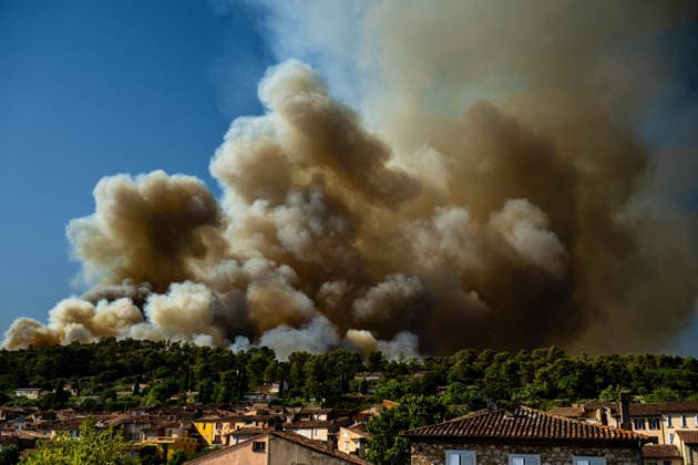 Wildfire Threatens Village Of Camps-la-Source France, Camps-la-Source, July 29, 2026 Several wildfires are affecting the southern part of Brignoles and threatening the village of Camps-la-Source, while the neighborhoods of Pelicon and Tombarel are subject to an evacuation order issued by the Var Prefecture to the Brignoles Exhibition Hall in Camps-la-Source, France, on July 29, 2026. Photo by Laurent Coust ABACAPRESS.COM Camps-la-Source France  Copyright: xCoustxLaurent ABACAx