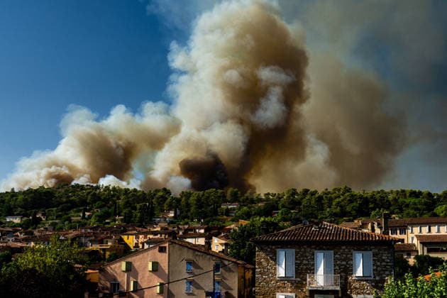 Wildfire Threatens Village Of Camps-la-Source France, Camps-la-Source, July 29, 2026 Several wildfires are affecting the southern part of Brignoles and threatening the village of Camps-la-Source, while the neighborhoods of Pelicon and Tombarel are subject to an evacuation order issued by the Var Prefecture to the Brignoles Exhibition Hall in Camps-la-Source, France, on July 29, 2026. Photo by Laurent Coust ABACAPRESS.COM Camps-la-Source France  Copyright: xCoustxLaurent ABACAx