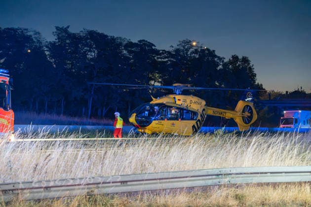 Person wird auf Autobahn von LKW erfasst und schwerst verletzt Am 30.07.2026 kam es gegen 03:40 Uhr auf der Autobahn A60 bei Rüsselsheim am Main zu einem schweren Verkehrsunfall, bei dem ein 38-jähriger Mann lebensgefährlich verletzt wurde. Nach ersten Erkenntnissen überquerte der Mann aus ungeklärter Ursache die Fahrbahn im Baustellenbereich und wurde von einem Lkw erfasst, der von einem 55-jährigen Mann geführt wurde. Der 38-Jährige erlitt schwerste Verletzungen und wurde nach notärztlicher Erstversorgung mit einem Rettungshubschrauber in ein Krankenhaus gebracht. Auf Anordnung der Staatsanwaltschaft wurde zur Klärung des Unfallhergangs ein Unfallsachverständiger hinzugezogen. Quelle: Polizeipräsidium Südhessen. Rüsselsheim