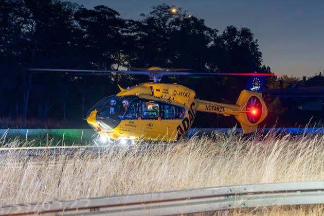 Person wird auf Autobahn von LKW erfasst und schwerst verletzt Am 30.07.2026 kam es gegen 03:40 Uhr auf der Autobahn A60 bei Rüsselsheim am Main zu einem schweren Verkehrsunfall, bei dem ein 38-jähriger Mann lebensgefährlich verletzt wurde. Nach ersten Erkenntnissen überquerte der Mann aus ungeklärter Ursache die Fahrbahn im Baustellenbereich und wurde von einem Lkw erfasst, der von einem 55-jährigen Mann geführt wurde. Der 38-Jährige erlitt schwerste Verletzungen und wurde nach notärztlicher Erstversorgung mit einem Rettungshubschrauber in ein Krankenhaus gebracht. Auf Anordnung der Staatsanwaltschaft wurde zur Klärung des Unfallhergangs ein Unfallsachverständiger hinzugezogen. Quelle: Polizeipräsidium Südhessen. Rüsselsheim