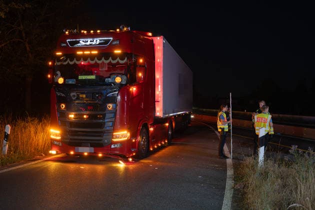 Person wird auf Autobahn von LKW erfasst und schwerst verletzt Am 30.07.2026 kam es gegen 03:40 Uhr auf der Autobahn A60 bei Rüsselsheim am Main zu einem schweren Verkehrsunfall, bei dem ein 38-jähriger Mann lebensgefährlich verletzt wurde. Nach ersten Erkenntnissen überquerte der Mann aus ungeklärter Ursache die Fahrbahn im Baustellenbereich und wurde von einem Lkw erfasst, der von einem 55-jährigen Mann geführt wurde. Der 38-Jährige erlitt schwerste Verletzungen und wurde nach notärztlicher Erstversorgung mit einem Rettungshubschrauber in ein Krankenhaus gebracht. Auf Anordnung der Staatsanwaltschaft wurde zur Klärung des Unfallhergangs ein Unfallsachverständiger hinzugezogen. Quelle: Polizeipräsidium Südhessen. Rüsselsheim
