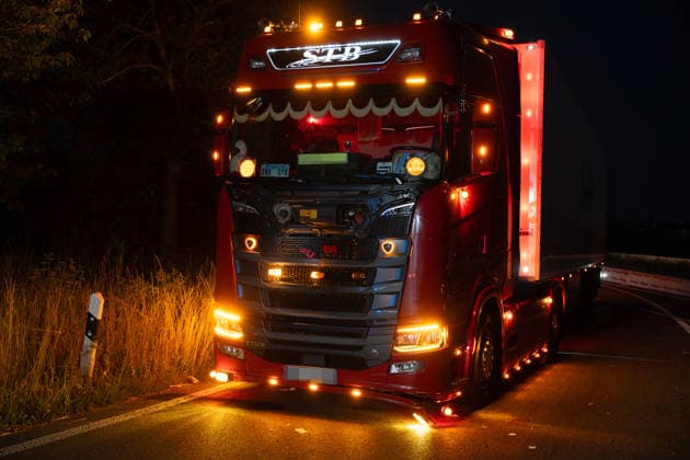 Person wird auf Autobahn von LKW erfasst und schwerst verletzt Am 30.07.2026 kam es gegen 03:40 Uhr auf der Autobahn A60 bei Rüsselsheim am Main zu einem schweren Verkehrsunfall, bei dem ein 38-jähriger Mann lebensgefährlich verletzt wurde. Nach ersten Erkenntnissen überquerte der Mann aus ungeklärter Ursache die Fahrbahn im Baustellenbereich und wurde von einem Lkw erfasst, der von einem 55-jährigen Mann geführt wurde. Der 38-Jährige erlitt schwerste Verletzungen und wurde nach notärztlicher Erstversorgung mit einem Rettungshubschrauber in ein Krankenhaus gebracht. Auf Anordnung der Staatsanwaltschaft wurde zur Klärung des Unfallhergangs ein Unfallsachverständiger hinzugezogen. Quelle: Polizeipräsidium Südhessen. Rüsselsheim