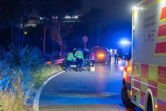 Person wird auf Autobahn von LKW erfasst und schwerst verletzt Am 30.07.2026 kam es gegen 03:40 Uhr auf der Autobahn A60 bei Rüsselsheim am Main zu einem schweren Verkehrsunfall, bei dem ein 38-jähriger Mann lebensgefährlich verletzt wurde. Nach ersten Erkenntnissen überquerte der Mann aus ungeklärter Ursache die Fahrbahn im Baustellenbereich und wurde von einem Lkw erfasst, der von einem 55-jährigen Mann geführt wurde. Der 38-Jährige erlitt schwerste Verletzungen und wurde nach notärztlicher Erstversorgung mit einem Rettungshubschrauber in ein Krankenhaus gebracht. Auf Anordnung der Staatsanwaltschaft wurde zur Klärung des Unfallhergangs ein Unfallsachverständiger hinzugezogen. Quelle: Polizeipräsidium Südhessen. Rüsselsheim