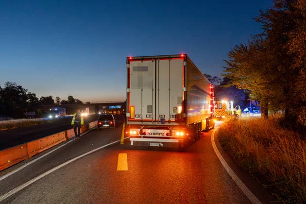 Person wird auf Autobahn von LKW erfasst und schwerst verletzt Am 30.07.2026 kam es gegen 03:40 Uhr auf der Autobahn A60 bei Rüsselsheim am Main zu einem schweren Verkehrsunfall, bei dem ein 38-jähriger Mann lebensgefährlich verletzt wurde. Nach ersten Erkenntnissen überquerte der Mann aus ungeklärter Ursache die Fahrbahn im Baustellenbereich und wurde von einem Lkw erfasst, der von einem 55-jährigen Mann geführt wurde. Der 38-Jährige erlitt schwerste Verletzungen und wurde nach notärztlicher Erstversorgung mit einem Rettungshubschrauber in ein Krankenhaus gebracht. Auf Anordnung der Staatsanwaltschaft wurde zur Klärung des Unfallhergangs ein Unfallsachverständiger hinzugezogen. Quelle: Polizeipräsidium Südhessen. Rüsselsheim
