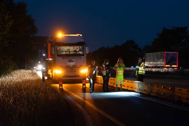 Person wird auf Autobahn von LKW erfasst und schwerst verletzt Am 30.07.2026 kam es gegen 03:40 Uhr auf der Autobahn A60 bei Rüsselsheim am Main zu einem schweren Verkehrsunfall, bei dem ein 38-jähriger Mann lebensgefährlich verletzt wurde. Nach ersten Erkenntnissen überquerte der Mann aus ungeklärter Ursache die Fahrbahn im Baustellenbereich und wurde von einem Lkw erfasst, der von einem 55-jährigen Mann geführt wurde. Der 38-Jährige erlitt schwerste Verletzungen und wurde nach notärztlicher Erstversorgung mit einem Rettungshubschrauber in ein Krankenhaus gebracht. Auf Anordnung der Staatsanwaltschaft wurde zur Klärung des Unfallhergangs ein Unfallsachverständiger hinzugezogen. Quelle: Polizeipräsidium Südhessen. Rüsselsheim
