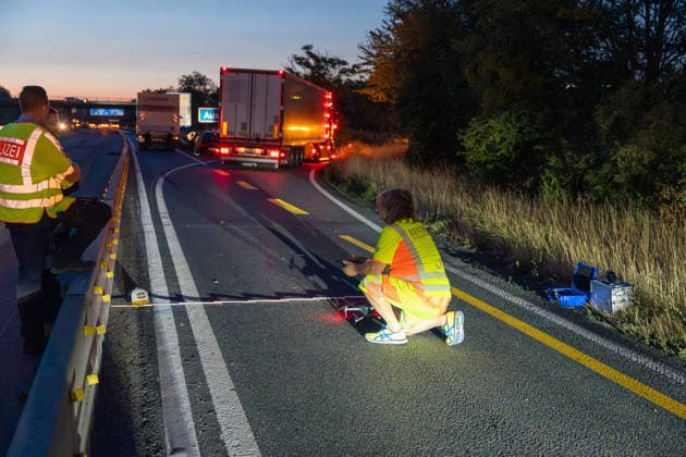 Person wird auf Autobahn von LKW erfasst und schwerst verletzt Am 30.07.2026 kam es gegen 03:40 Uhr auf der Autobahn A60 bei Rüsselsheim am Main zu einem schweren Verkehrsunfall, bei dem ein 38-jähriger Mann lebensgefährlich verletzt wurde. Nach ersten Erkenntnissen überquerte der Mann aus ungeklärter Ursache die Fahrbahn im Baustellenbereich und wurde von einem Lkw erfasst, der von einem 55-jährigen Mann geführt wurde. Der 38-Jährige erlitt schwerste Verletzungen und wurde nach notärztlicher Erstversorgung mit einem Rettungshubschrauber in ein Krankenhaus gebracht. Auf Anordnung der Staatsanwaltschaft wurde zur Klärung des Unfallhergangs ein Unfallsachverständiger hinzugezogen. Quelle: Polizeipräsidium Südhessen. Rüsselsheim
