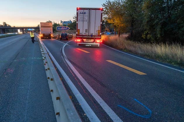 Person wird auf Autobahn von LKW erfasst und schwerst verletzt Am 30.07.2026 kam es gegen 03:40 Uhr auf der Autobahn A60 bei Rüsselsheim am Main zu einem schweren Verkehrsunfall, bei dem ein 38-jähriger Mann lebensgefährlich verletzt wurde. Nach ersten Erkenntnissen überquerte der Mann aus ungeklärter Ursache die Fahrbahn im Baustellenbereich und wurde von einem Lkw erfasst, der von einem 55-jährigen Mann geführt wurde. Der 38-Jährige erlitt schwerste Verletzungen und wurde nach notärztlicher Erstversorgung mit einem Rettungshubschrauber in ein Krankenhaus gebracht. Auf Anordnung der Staatsanwaltschaft wurde zur Klärung des Unfallhergangs ein Unfallsachverständiger hinzugezogen. Quelle: Polizeipräsidium Südhessen. Rüsselsheim