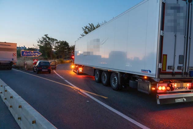 Person wird auf Autobahn von LKW erfasst und schwerst verletzt Am 30.07.2026 kam es gegen 03:40 Uhr auf der Autobahn A60 bei Rüsselsheim am Main zu einem schweren Verkehrsunfall, bei dem ein 38-jähriger Mann lebensgefährlich verletzt wurde. Nach ersten Erkenntnissen überquerte der Mann aus ungeklärter Ursache die Fahrbahn im Baustellenbereich und wurde von einem Lkw erfasst, der von einem 55-jährigen Mann geführt wurde. Der 38-Jährige erlitt schwerste Verletzungen und wurde nach notärztlicher Erstversorgung mit einem Rettungshubschrauber in ein Krankenhaus gebracht. Auf Anordnung der Staatsanwaltschaft wurde zur Klärung des Unfallhergangs ein Unfallsachverständiger hinzugezogen. Quelle: Polizeipräsidium Südhessen. Rüsselsheim