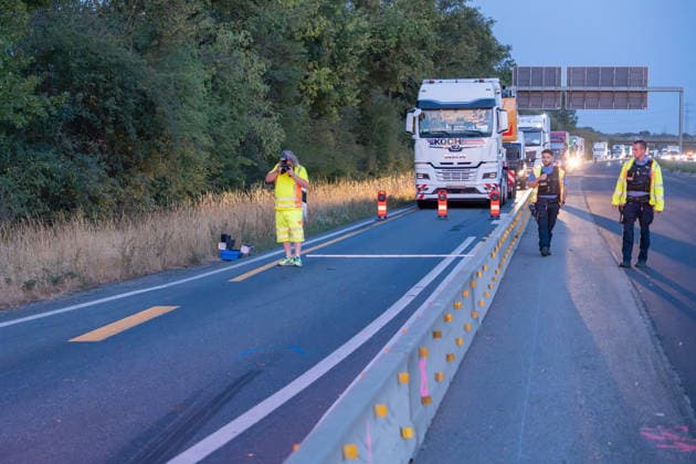 Person wird auf Autobahn von LKW erfasst und schwerst verletzt Am 30.07.2026 kam es gegen 03:40 Uhr auf der Autobahn A60 bei Rüsselsheim am Main zu einem schweren Verkehrsunfall, bei dem ein 38-jähriger Mann lebensgefährlich verletzt wurde. Nach ersten Erkenntnissen überquerte der Mann aus ungeklärter Ursache die Fahrbahn im Baustellenbereich und wurde von einem Lkw erfasst, der von einem 55-jährigen Mann geführt wurde. Der 38-Jährige erlitt schwerste Verletzungen und wurde nach notärztlicher Erstversorgung mit einem Rettungshubschrauber in ein Krankenhaus gebracht. Auf Anordnung der Staatsanwaltschaft wurde zur Klärung des Unfallhergangs ein Unfallsachverständiger hinzugezogen. Quelle: Polizeipräsidium Südhessen. Rüsselsheim